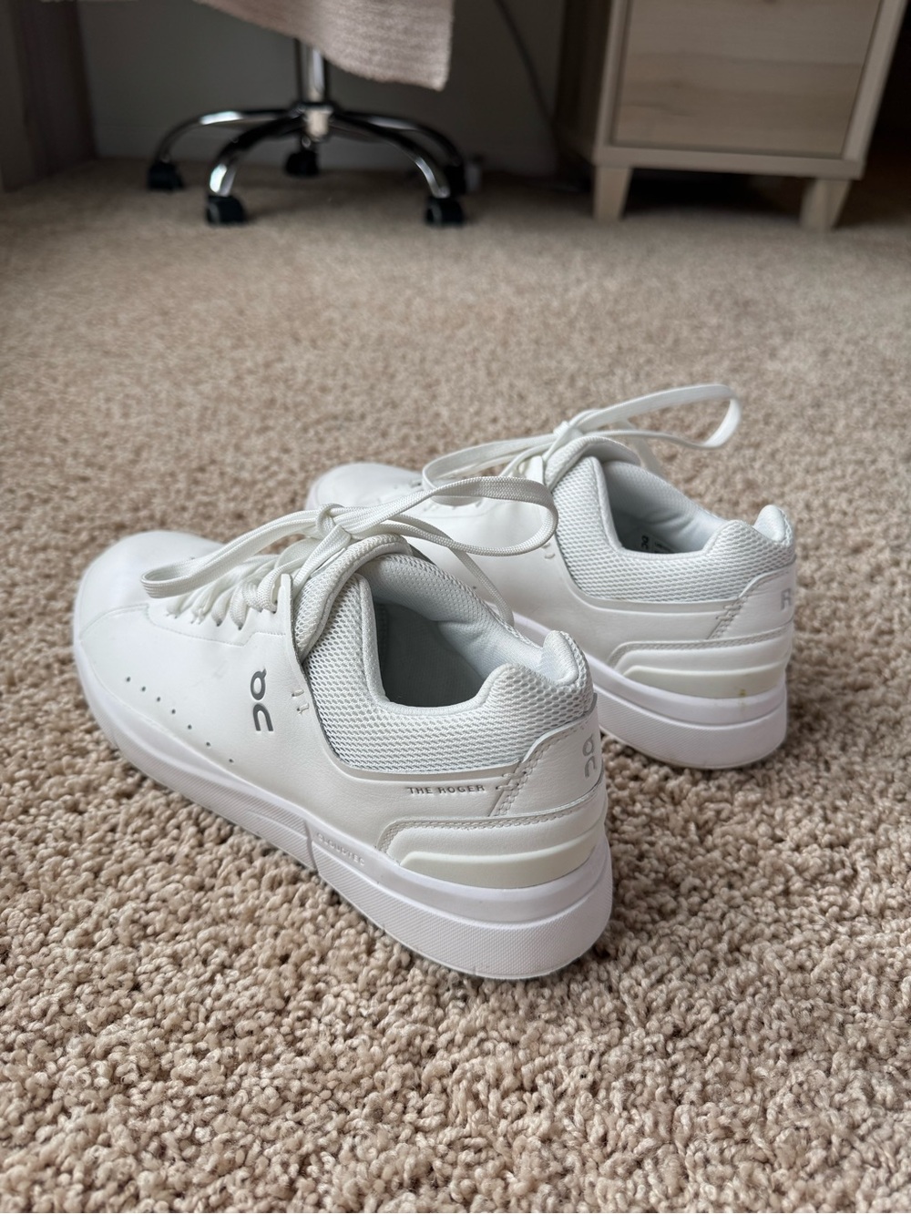 On clouds Women's White The Rogers Casual Sneakers